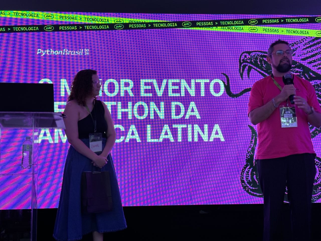 No palco da Python Brasil 2026, durante a abertura da minha palestra
