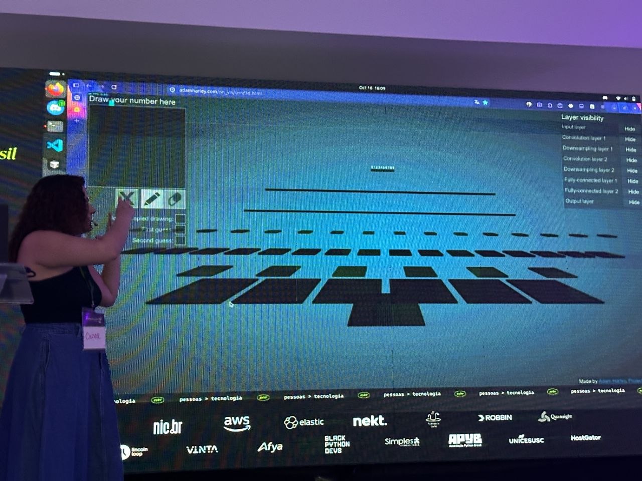 Mostrando uma visualização em 3D de uma rede convolucional durante a palestra