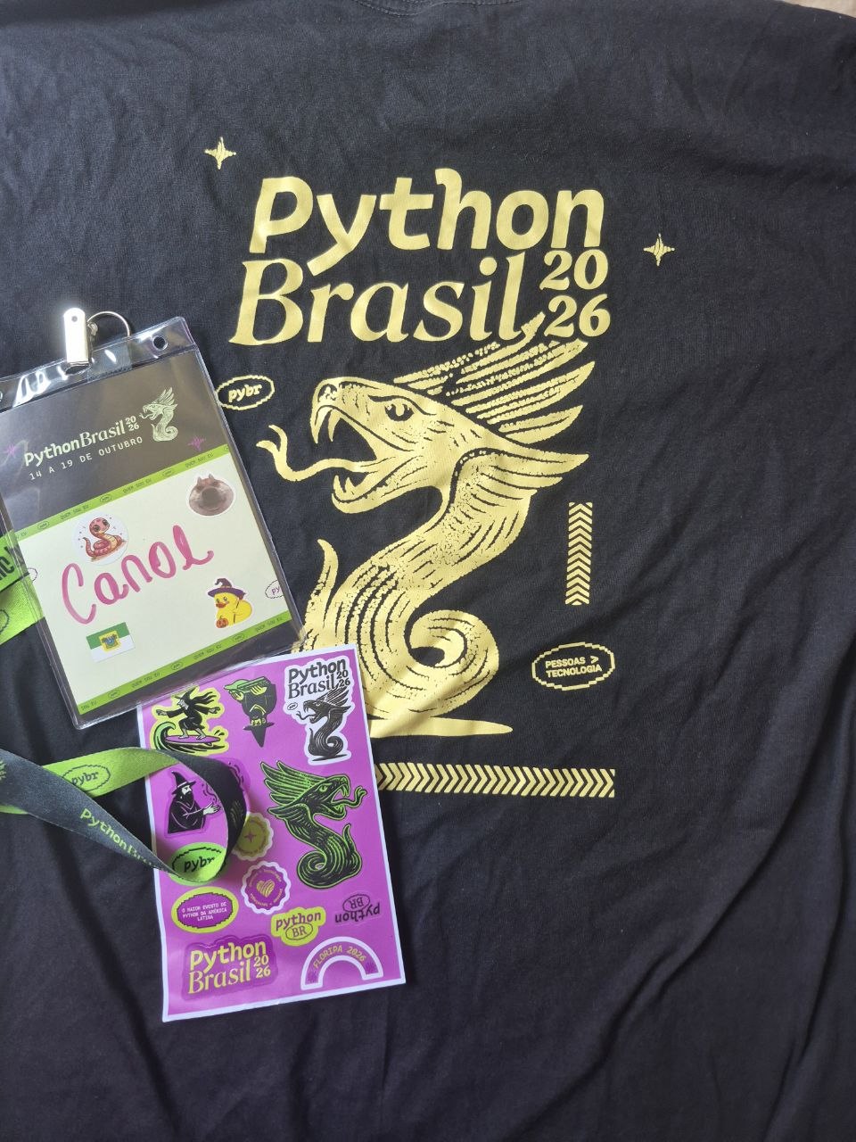 Crachá, camiseta e adesivos do kit da Python Brasil 2026