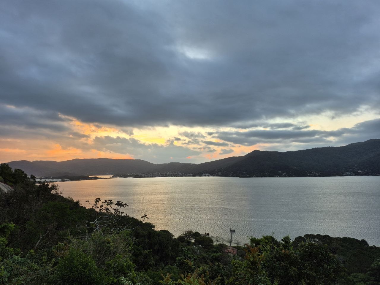 Fim de tarde sobre a água e os morros de Florianópolis